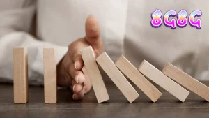 Tampilan layar mesin slot digital dengan elemen grafis modern dan pencahayaan neon yang menarik.